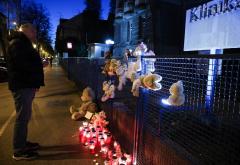 Ljudi se opraštaju od preminule djevojčice: Dirljive poruke, igračke i zapaljene svijeće ispred bolnice